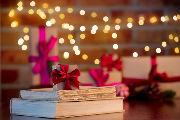 Hediye Kutusu Peri Işıkları Bokeh Hediyeleri Zemin Üzerine Kitaplar Noel — Stok fotoğraf