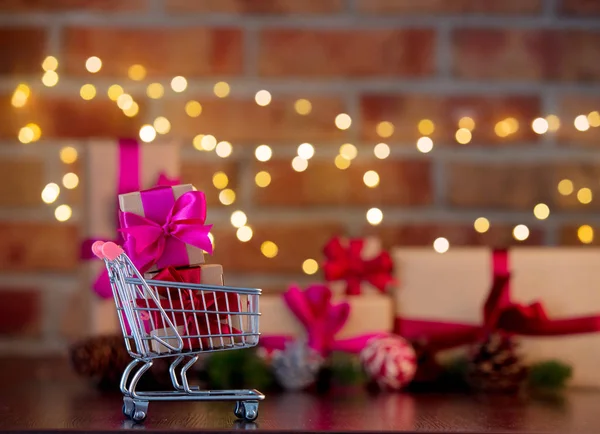 Einkaufswagen Und Geschenke Hintergrund Mit Lichterketten Bokeh Weihnachtszeit — Stockfoto