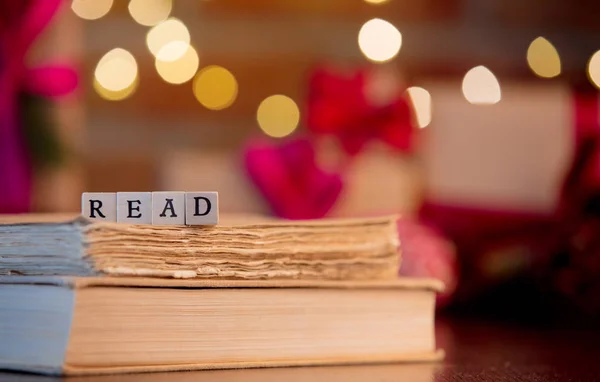 Διαβάστε Word Και Βιβλίων Φόντο Λαμπάκια Και Δώρα Στο Bokeh — Φωτογραφία Αρχείου