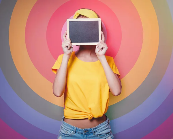 Camiseta Niña Amarillo Con Pizarra Sobre Fondo Rosa — Foto de Stock