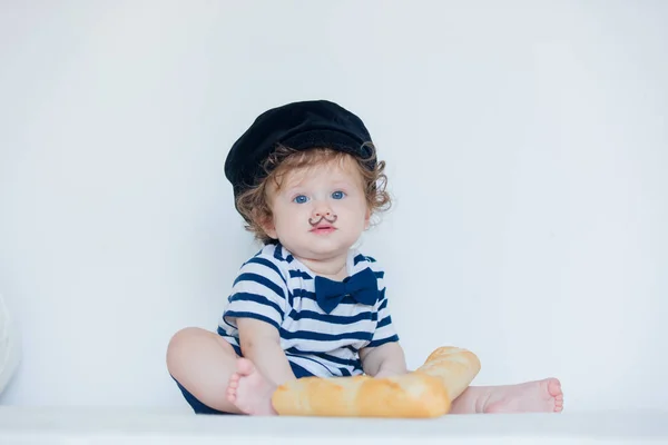 Pequeno Bebê Com Bigode Boina Baguete Fundo Branco — Fotografia de Stock