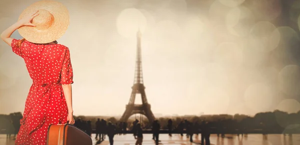 Menina Vestido Bolinhas Chapéu Com Mala Caminhando Até Torre Eiffel — Fotografia de Stock