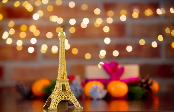 Recuerdo Torre Eiffel Dorada Fondo Con Luces Hadas Bokeh Navidad — Foto de Stock