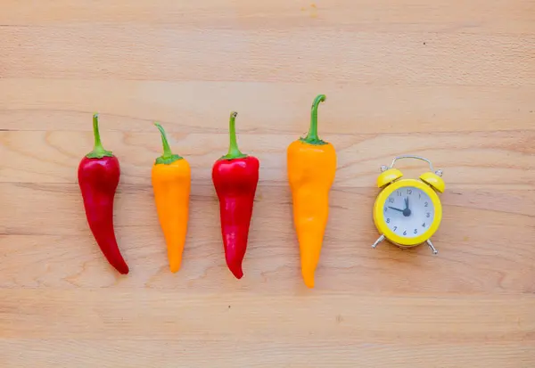 Chilipepers Wekker Houten Tafel Boven Weergave — Stockfoto