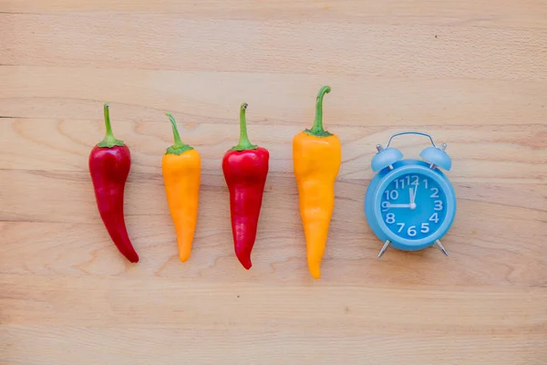 Chilipepers Wekker Houten Tafel Boven Weergave — Stockfoto