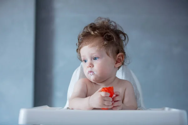 給餌の時に顔にお粥と男の赤ちゃん — ストック写真