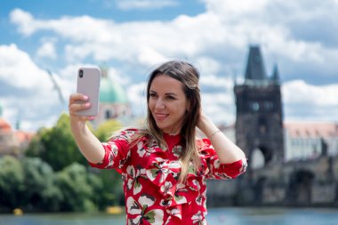 Kırmızı elbiseli kız Prag'da bir selfie yapmak