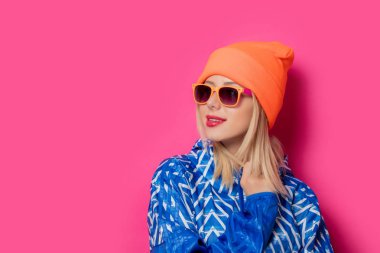 Kız 90s spor ceket ve şapka ile güneş gözlüğü