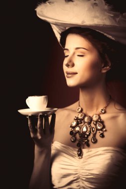 kadın kırmızı bir arka plan üzerinde cup ile.