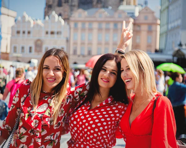 Trzy dziewczyny na stree Pragi — Zdjęcie stockowe