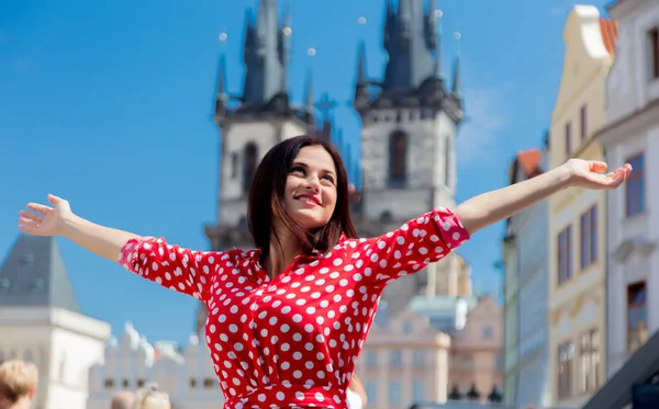 Tyttö punainen mekko matkustaa Prahassa — kuvapankkivalokuva