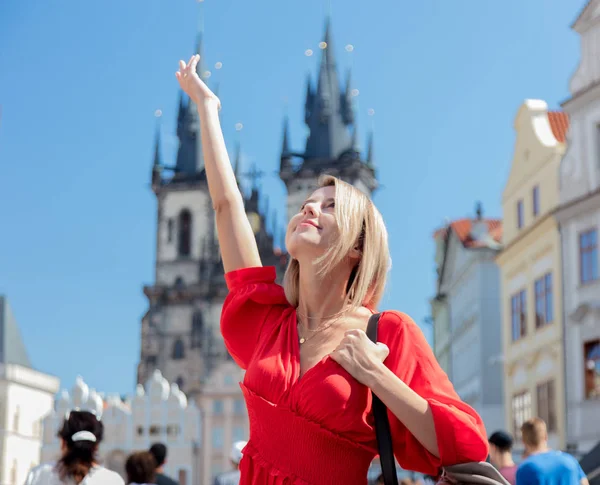 Menina em vestido vermelho viagem em Praga — Fotografia de Stock