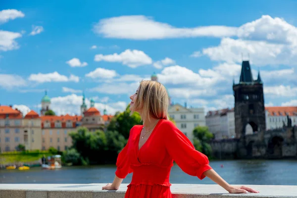 Mooi meisje in een rode jurk reizen in Praag — Stockfoto