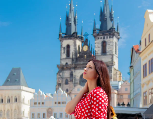 Κορίτσι με κόκκινο φόρεμα που ταξιδεύουν στην Πράγα — Φωτογραφία Αρχείου
