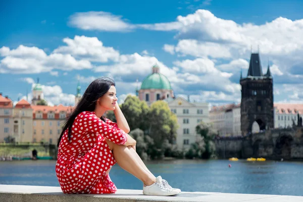 Όμορφο κορίτσι με κόκκινο φόρεμα που ταξιδεύουν στην Πράγα — Φωτογραφία Αρχείου