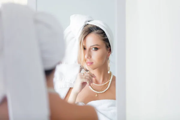 Porträt eines jungen Mädchens mit Schmuck — Stockfoto