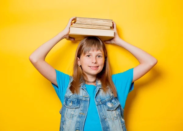 Mladá dospívající dívka s knihami — Stock fotografie