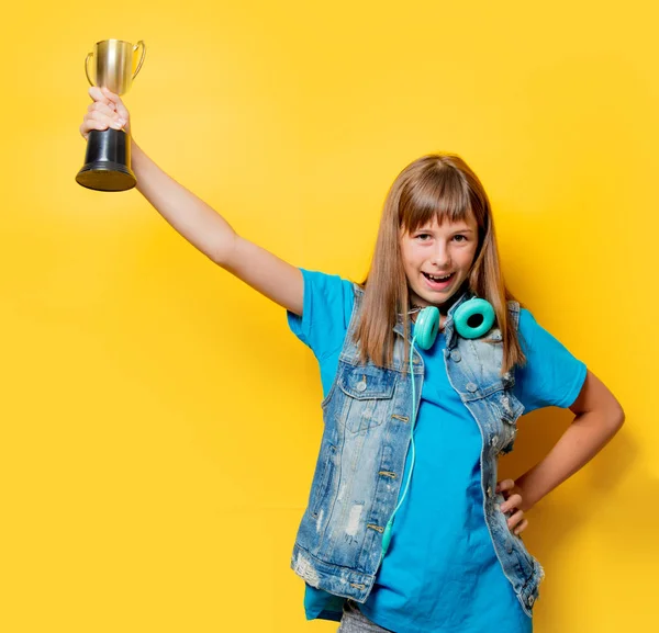 Usmívající se dospívající dívka s zlatý pohár — Stock fotografie