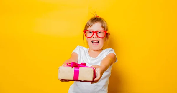 Niña en gafas con caja de regalo — Foto de Stock
