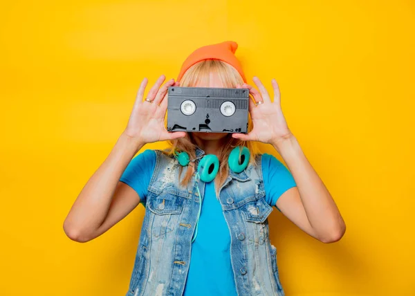 Adult girl orange hat with VHS — Stock Photo, Image