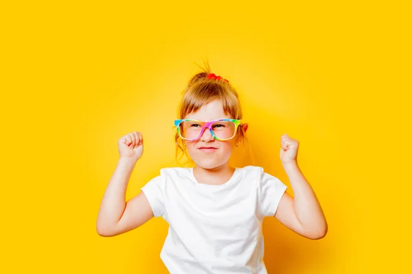 Niña pequeña en camiseta blanca y gafas —  Fotos de Stock