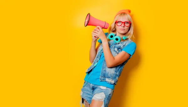 Cappello arancio ragazza alla moda con megafono — Foto Stock