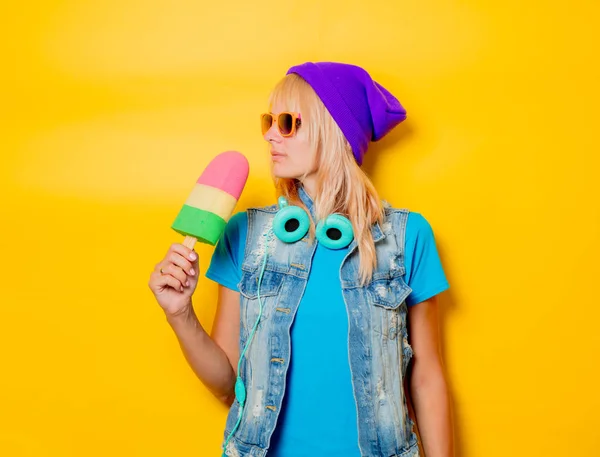 Dondurma ile şapkalı trendy kız — Stok fotoğraf