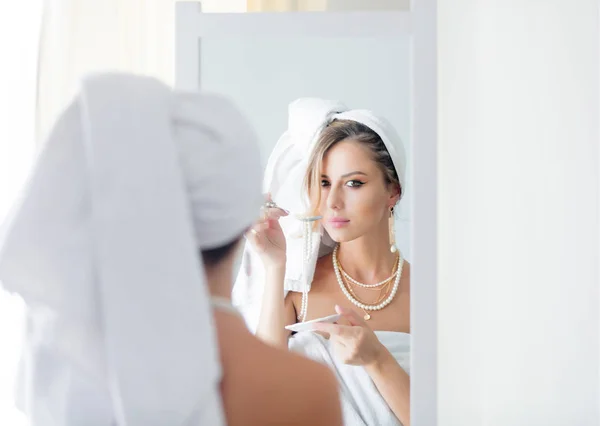 Retrato de una joven con joyas — Foto de Stock