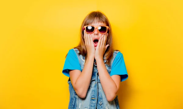 Junges Teenager-Mädchen mit Sonnenbrille — Stockfoto