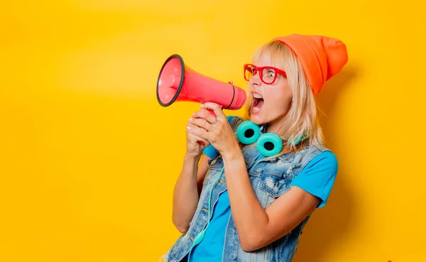 Módní holka oranžová čepice s megafon — Stock fotografie