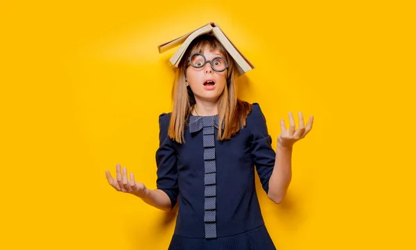 Portret frajerem dziewczyna w okularach z książek — Zdjęcie stockowe