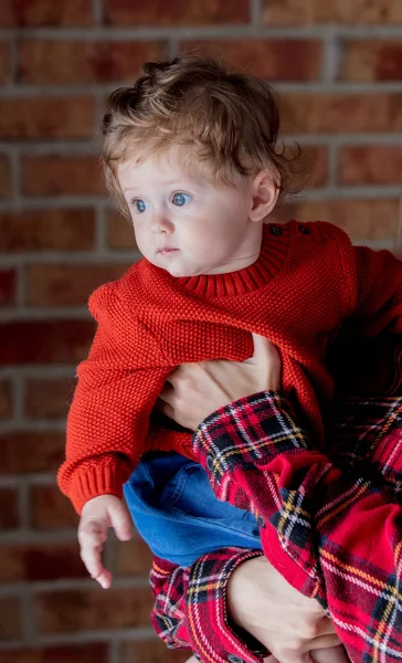 Mère tenant un bébé en bas âge dans les mains — Photo