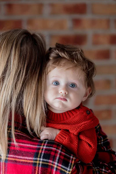 Mãe e bebê da criança se divertir em casa — Fotografia de Stock