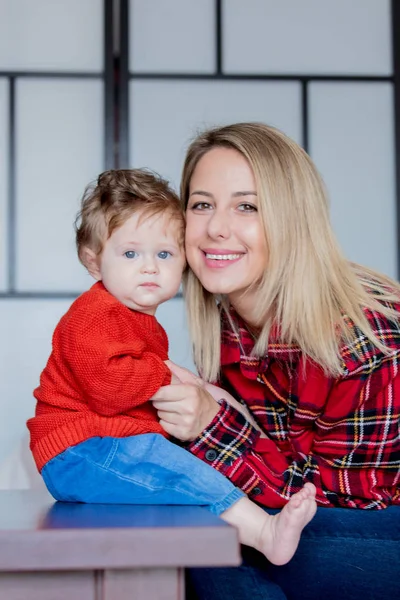 Mother and toddler baby have a fun at home — Stock Photo, Image