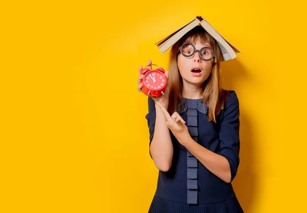Ботанік дівчина в окулярах з книгами і будильник — стокове фото