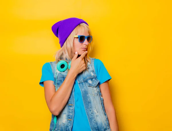 Chica de moda en sombrero y auriculares — Foto de Stock