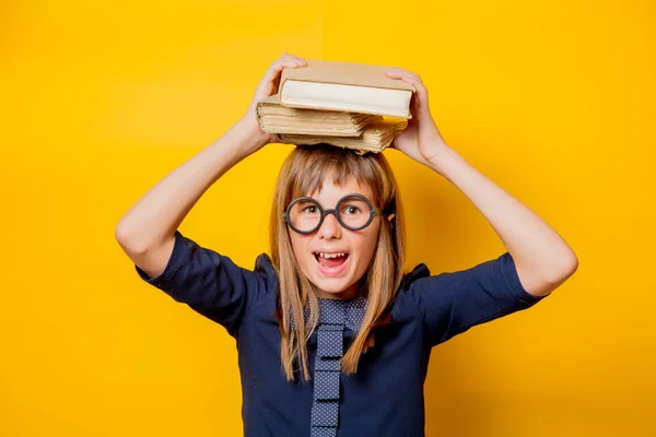 Retrato de uma garota nerd em óculos com livros — Fotografia de Stock