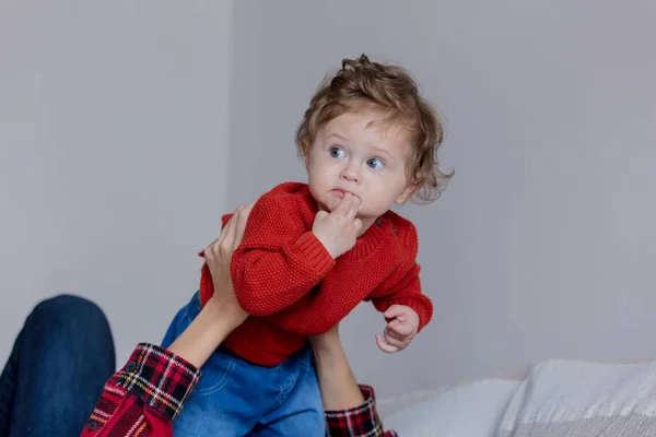 Mãe segurando um bebê criança nas mãos — Fotografia de Stock