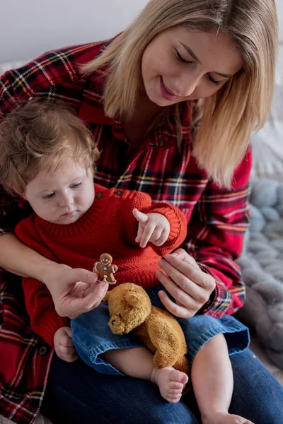 Мать и ребенок держат рыжее печенье — стоковое фото