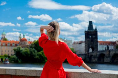 Kırmızı elbiseli güzel kız seyahat Prag