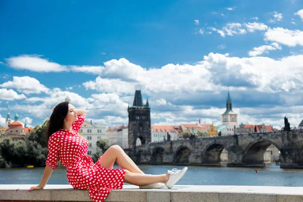 Schöne Mädchen im roten Kleid reisen in Prag — Stockfoto