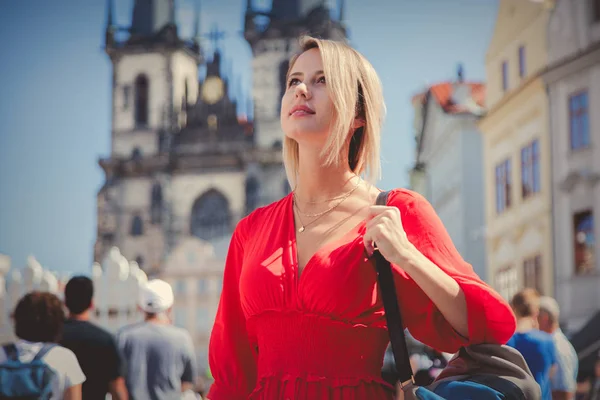 Flicka i röd klänning resa i Prag — Stockfoto