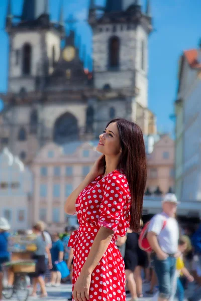 Dziewczyna w czerwonej sukience podróży w Pradze — Zdjęcie stockowe