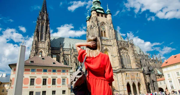 Piękna dziewczyna w czerwonej sukience podróży w Pradze, — Zdjęcie stockowe