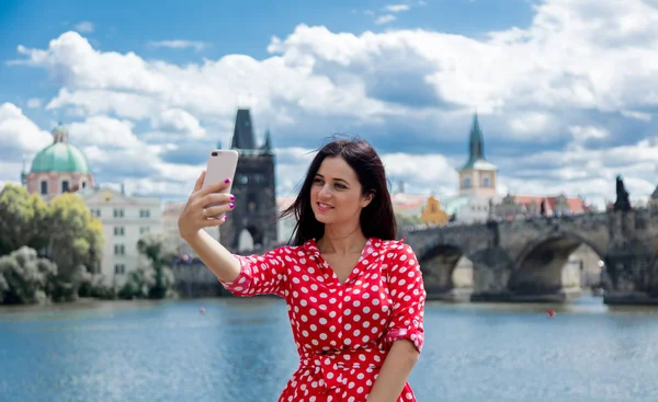 Dziewczyna w czerwonej sukience Zrób selfie w Pradze — Zdjęcie stockowe