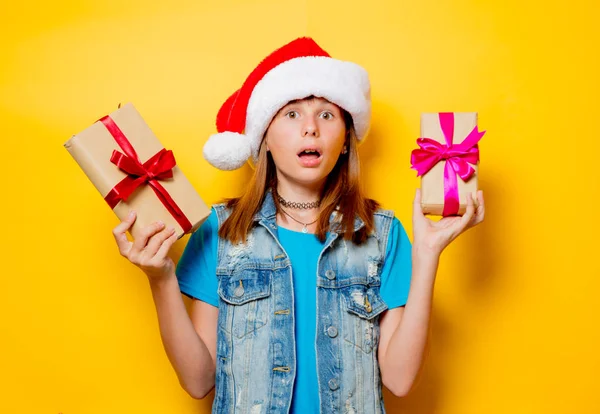 ギフト用の箱のクリスマス帽子で十代の少女 — ストック写真