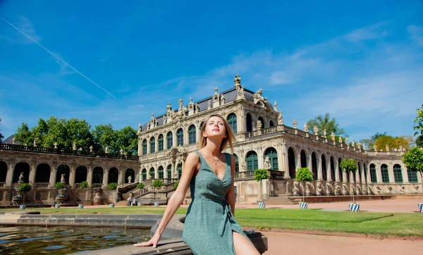 Ung vacker flicka i Dresden Zwinger — Stockfoto