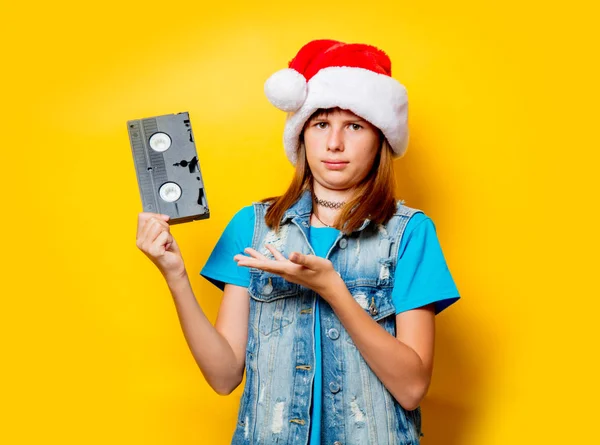 Το κορίτσι με το χριστουγεννιάτικο καπέλο με Vhs — Φωτογραφία Αρχείου