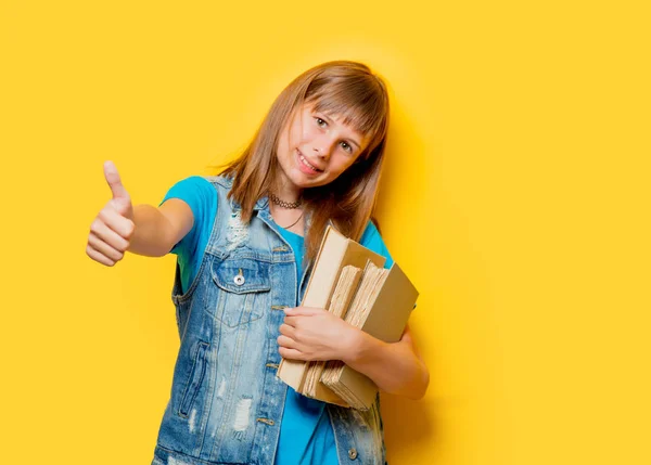 Jonge tienermeisje met boeken — Stockfoto