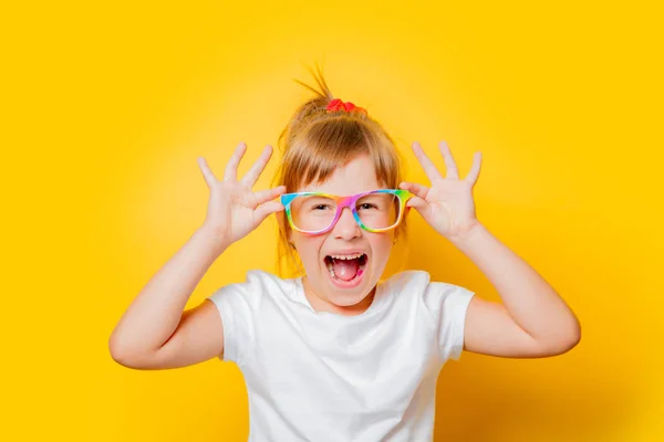 Kleuter meisje in wit t-shirt en glazen — Stockfoto